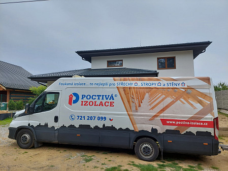 Izolace mezi vazníky v novostavbě v Ludvíkově u Velké Bíteše